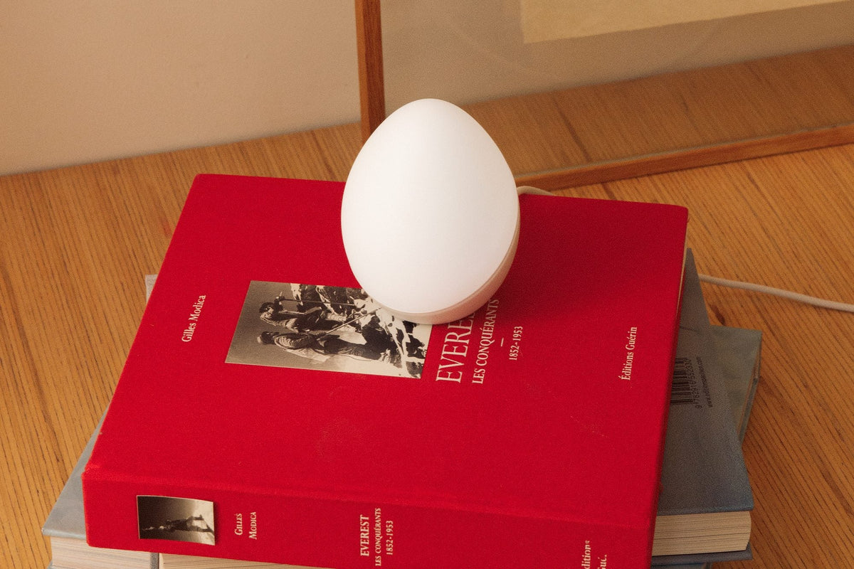 L'Œuf laqi posé sur une pile de livres