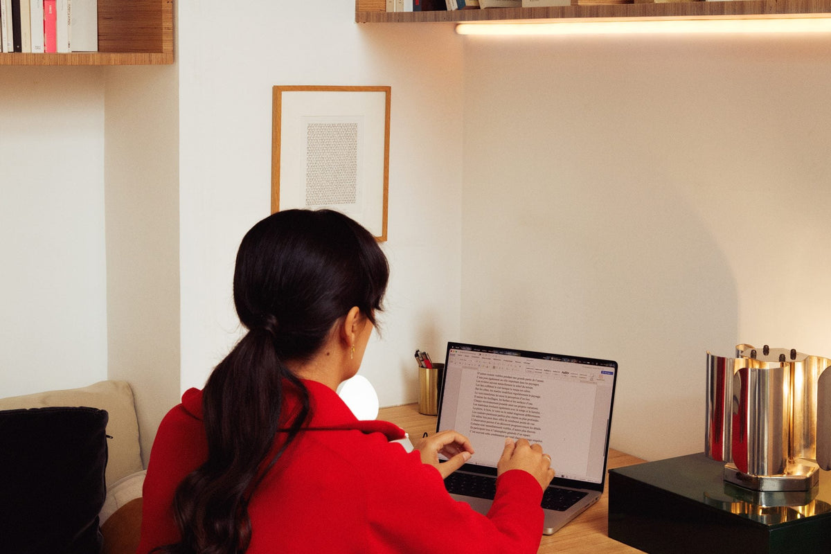 Jeune femme travaillant sur son ordinateur