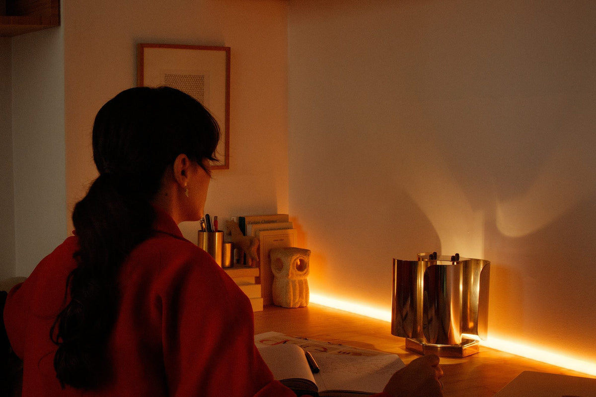 Femme au bureau dans une lumière du soir