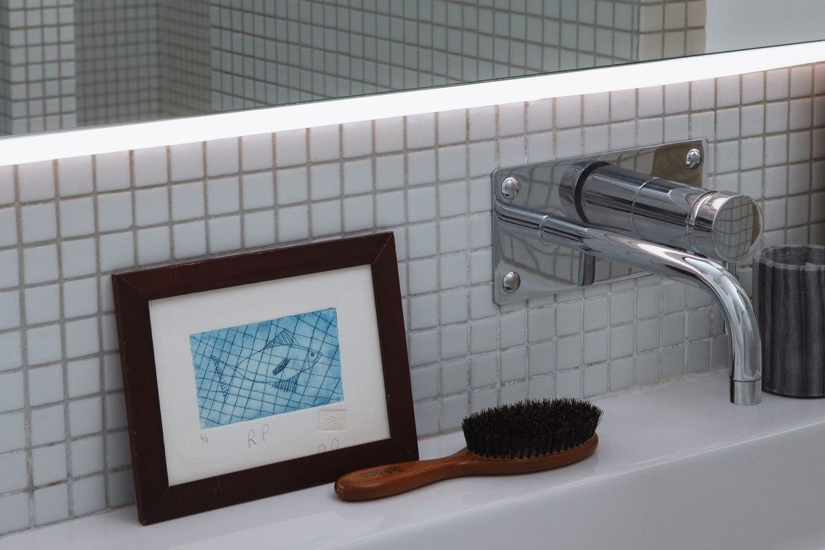 Salle de bain éclairée en lumière blanche