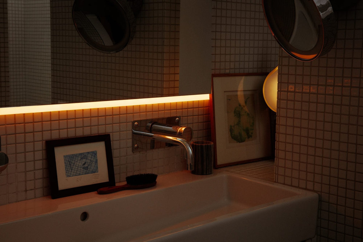 Salle de bain éclairée en lumière chaude le soir