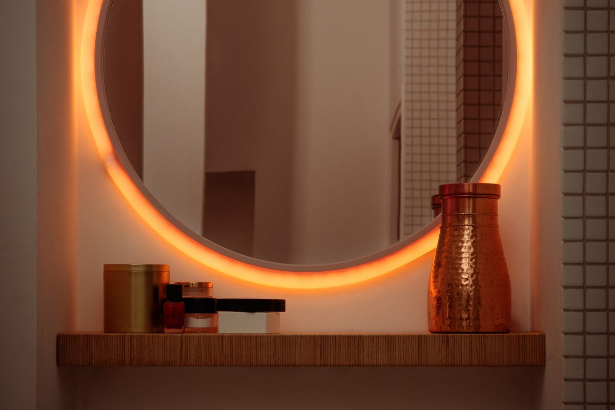 Miroir rond éclairé en lumière chaude
