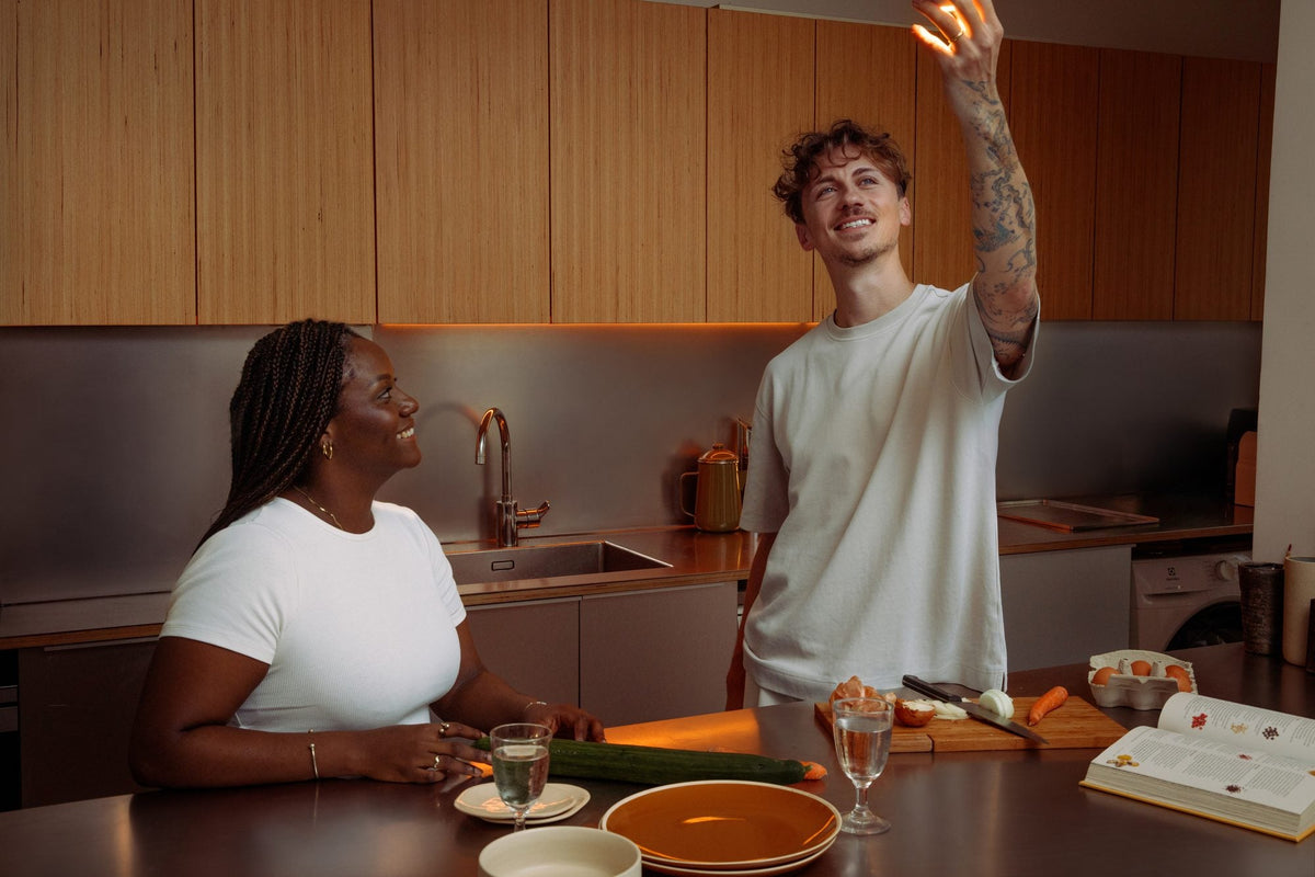 Couple cuisinant dans une cuisine éclairée par La Boréale