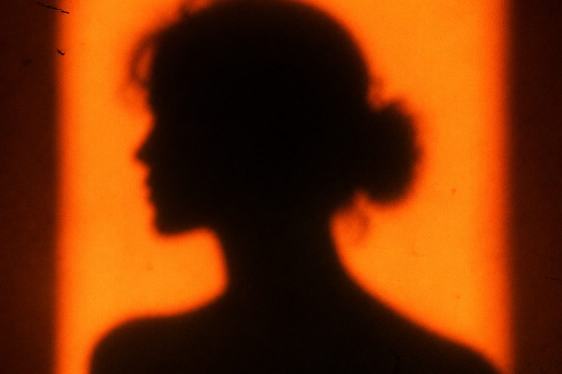 Silhouette dans une lumière chaude de fin de journée