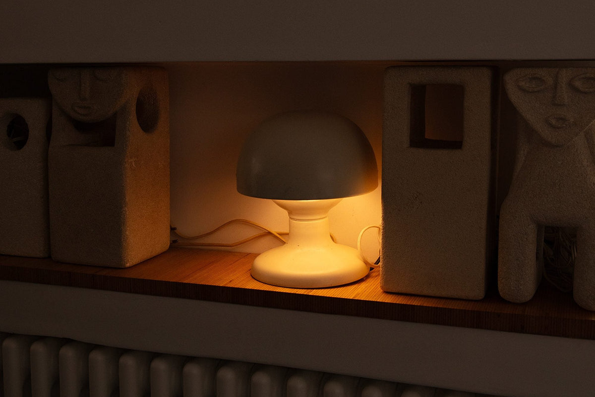 Petite lampe champignon allumée sur une étagère
