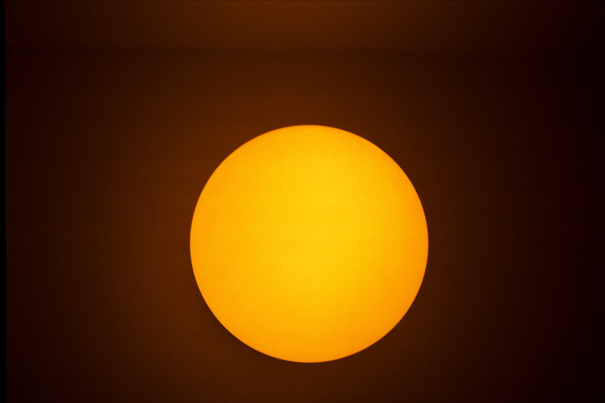 Disque de lumière orangée sur fond sombre