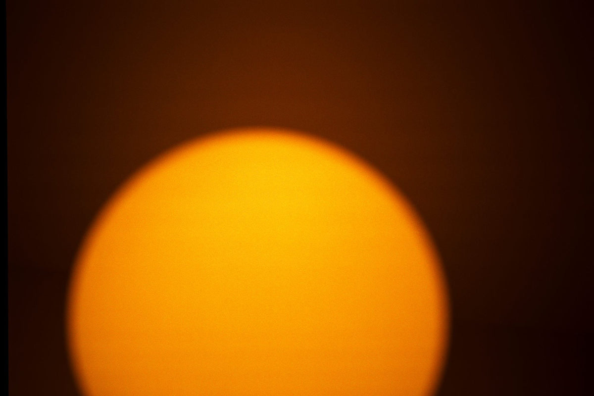 Halo de lumière orangée dans l'obscurité