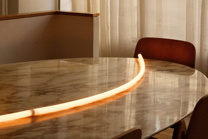 La Boréale par laqi, lumière chaude sur une table en marbre