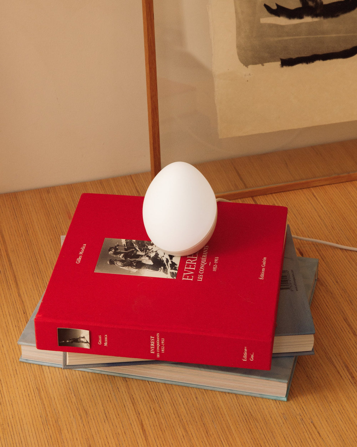 L'Œuf laqi posé sur une pile de livres