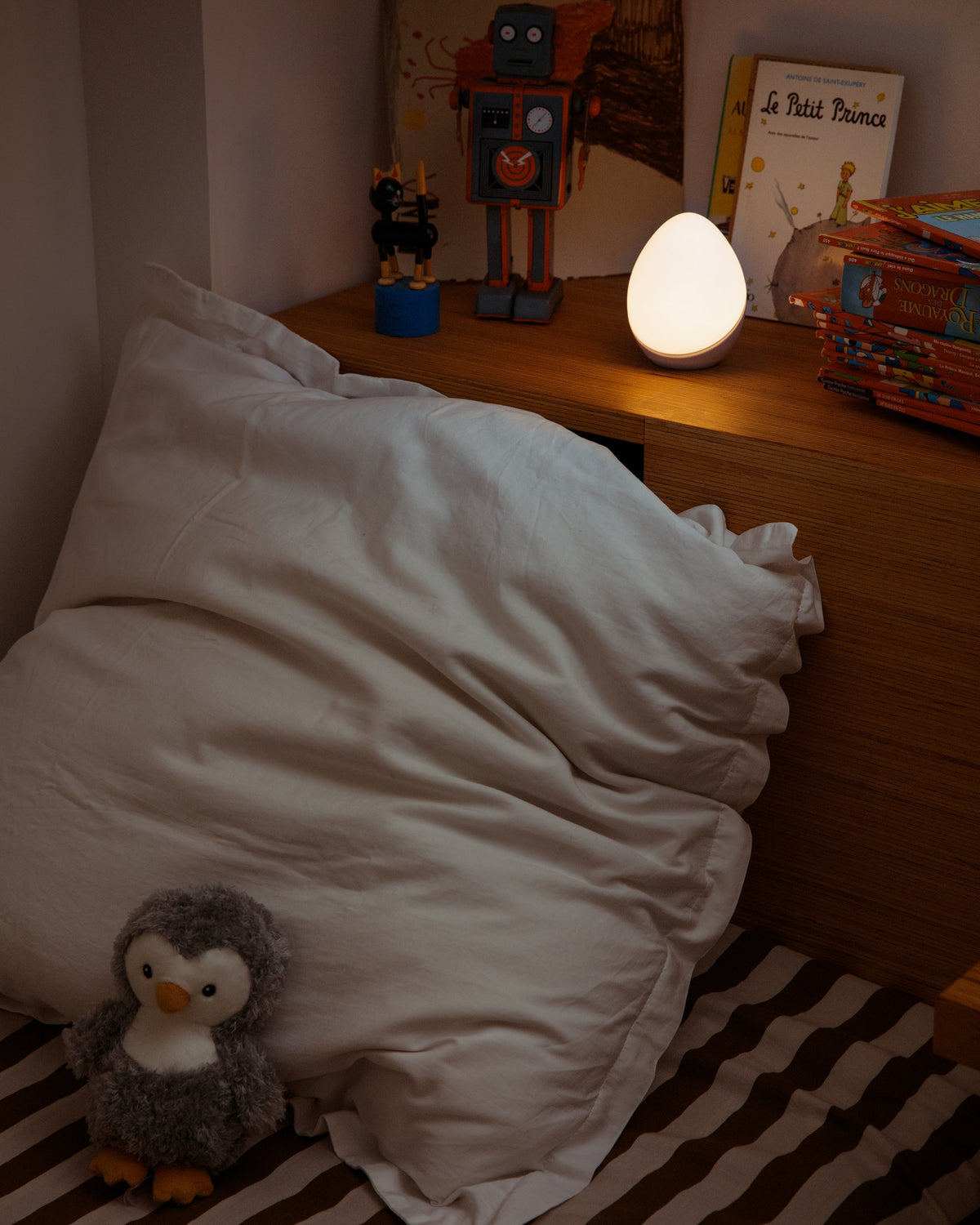 L'Œuf laqi au chevet d'un lit