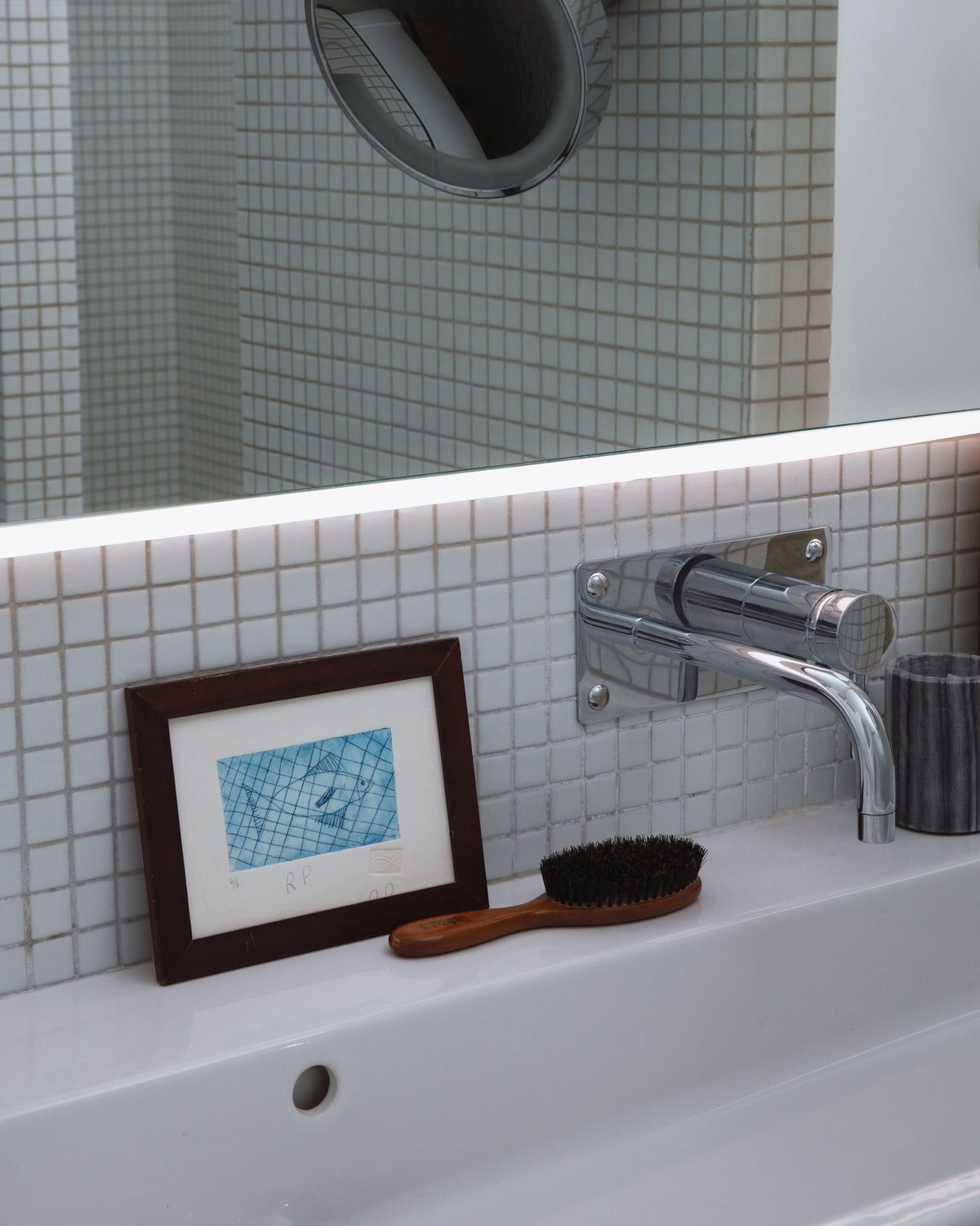 La Boréale au-dessus d'un lavabo de salle de bains