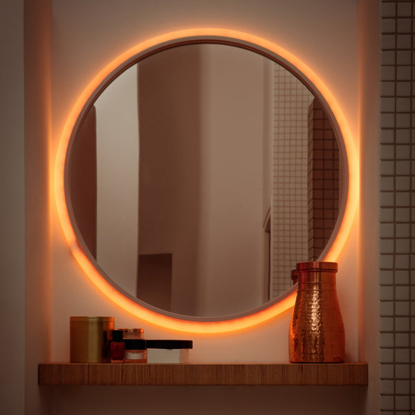 La Boréale autour d'un miroir rond, lumière chaude